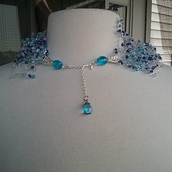 Elegant Bib Necklace - Picture 3 of 4